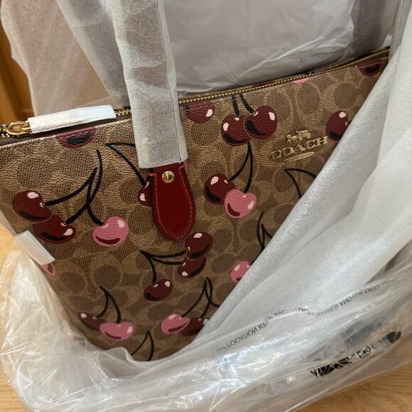 🍒 Gallery Tote Bag In Signature Canvas With Cherry Print - Picture 8 of 11